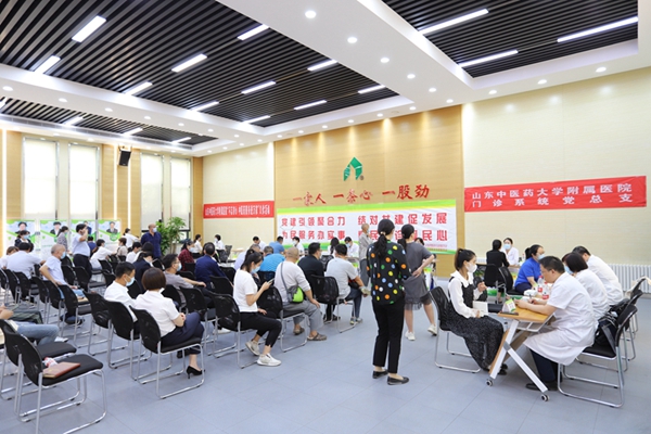 黨建引領(lǐng)聚合力，結(jié)對共建促發(fā)展  為民服務(wù)辦實事，惠民義診暖民心——山東中醫(yī)藥大學(xué)附屬醫(yī)院門診管理服務(wù)黨支部和管理公司機(jī)關(guān)黨支部舉行黨建共建協(xié)議簽約儀式