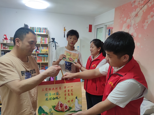 暖心助考，一舉高“粽” ——三箭物業公司黨支部深入開展“亮身份、樹形象、作貢獻、助發展”活動
