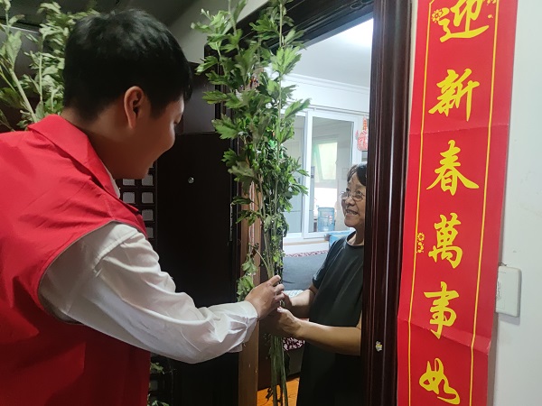 艾葉飄香 濃情端午，三箭物業開展送艾草活動